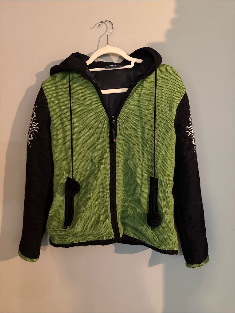 Women’s Icewear Hooded Zip Jacket in Green and Black. Size Medium